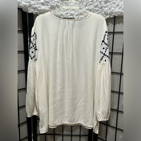 Old Navy Ivory Tunic Shirt BLUE EMBROIDERED SLEEVE ACCENT XXL. - Picture 4 of 7